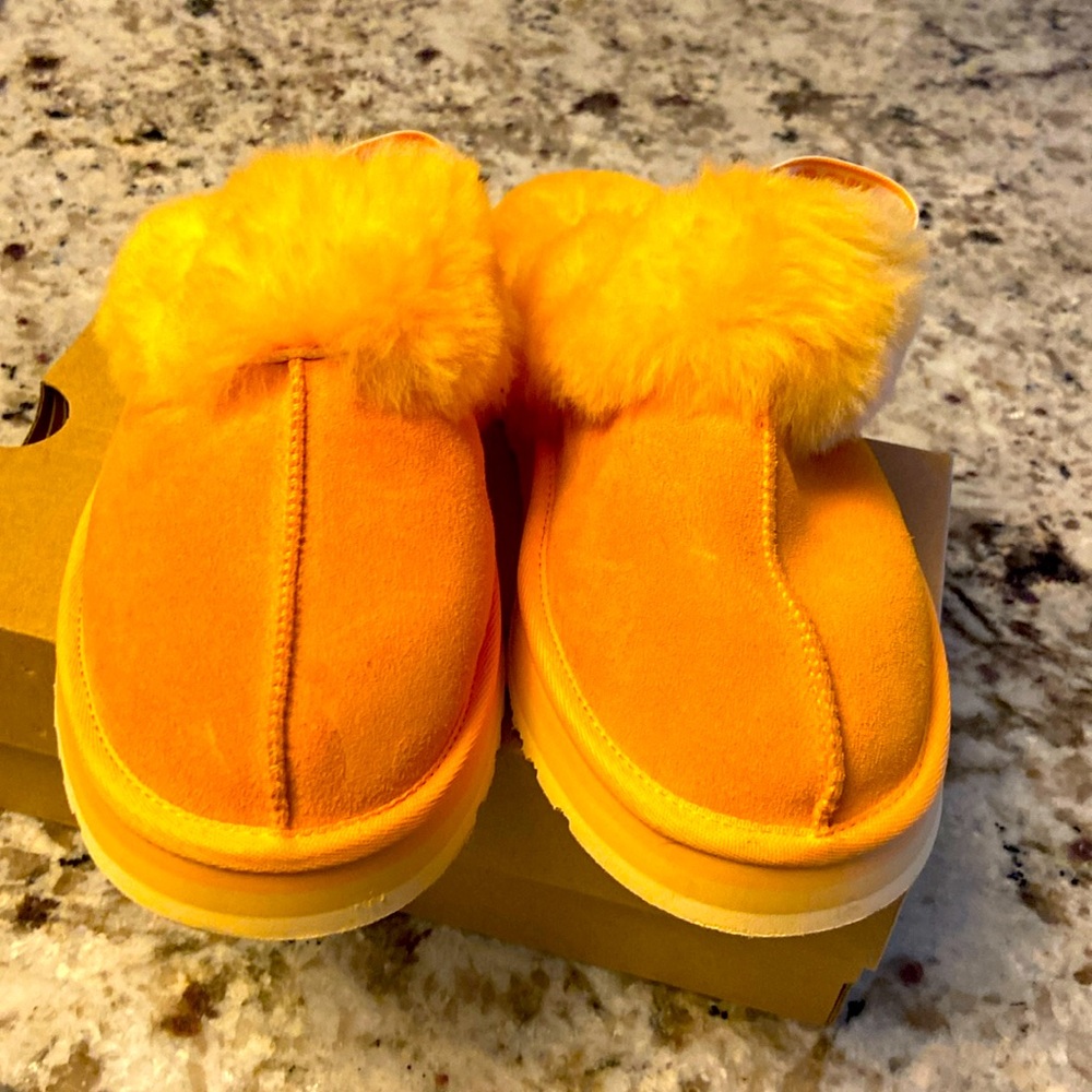 UGGs Orange-Yellow! Cute comfie hip! Big Kids 6-Wmn’s 8 LIKE NEW (tried on only)